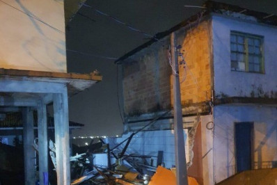 Casa desaba após explosão por vazamento de gás em Florianópolis