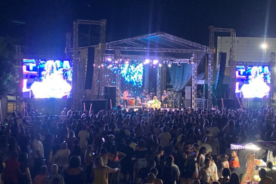 Sandra Sá faz show no 'Dia da Mulher' de Búzios e arrasta multidão 