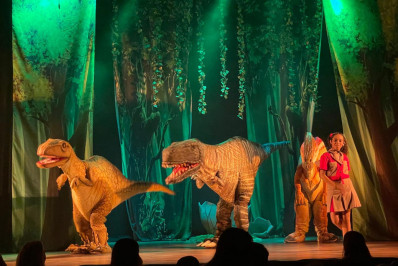 Musical juvenil Uma Aventura Jurássica em cartaz em Niterói