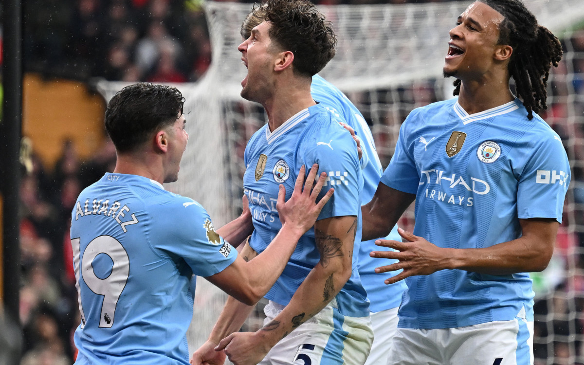 Stones, do Manchester City, comemorando seu gol marcado contra o Liverpool