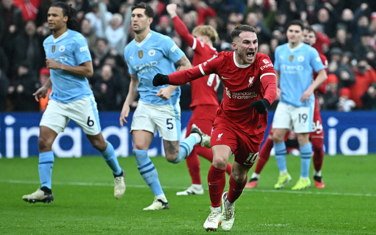 Mac Allister, do Liverpool, comemorando seu gol marcado contra o Manchester City