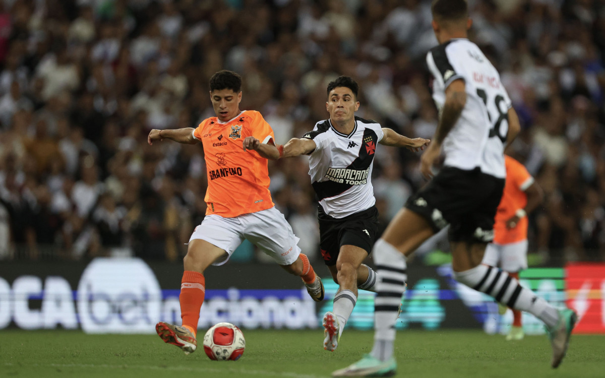 Pablo Galdames do Vasco disputa o lance com Yago Ferreira do Nova Iguaçu, durante a partida entre Vasco e Nova Iguaçu, pela semifinal do Campeonato Carioca 2024, no Estádio do Maracanã, neste domingo 10. 
