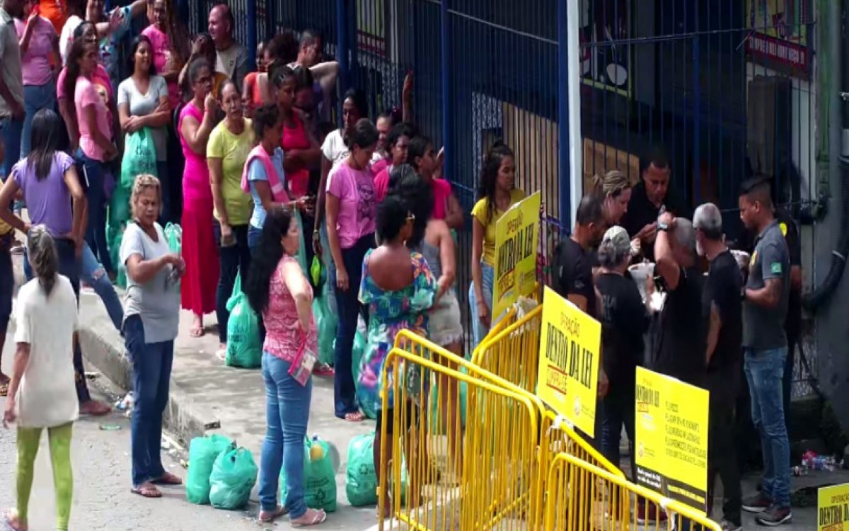 Protesto de policiais penais por melhorias para categoria gera fila de pessoas para visitar presos em Bangu