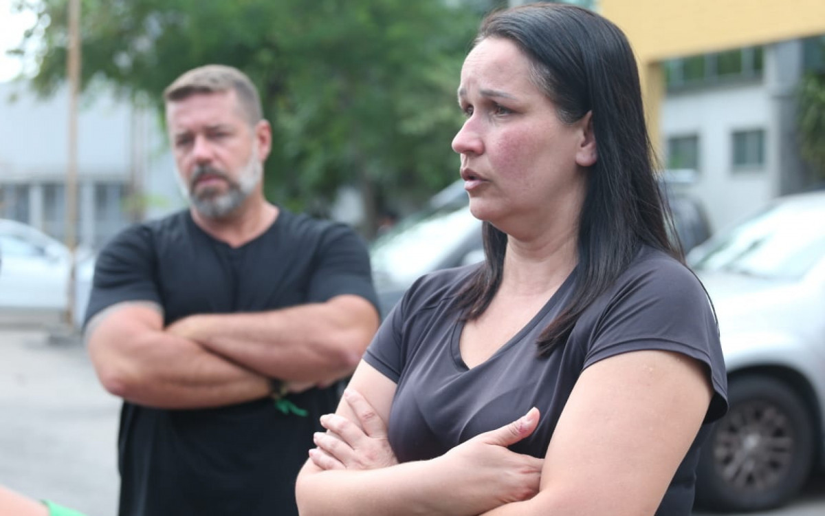 Familiares do jovem estiveram no IML para a liberação do corpo