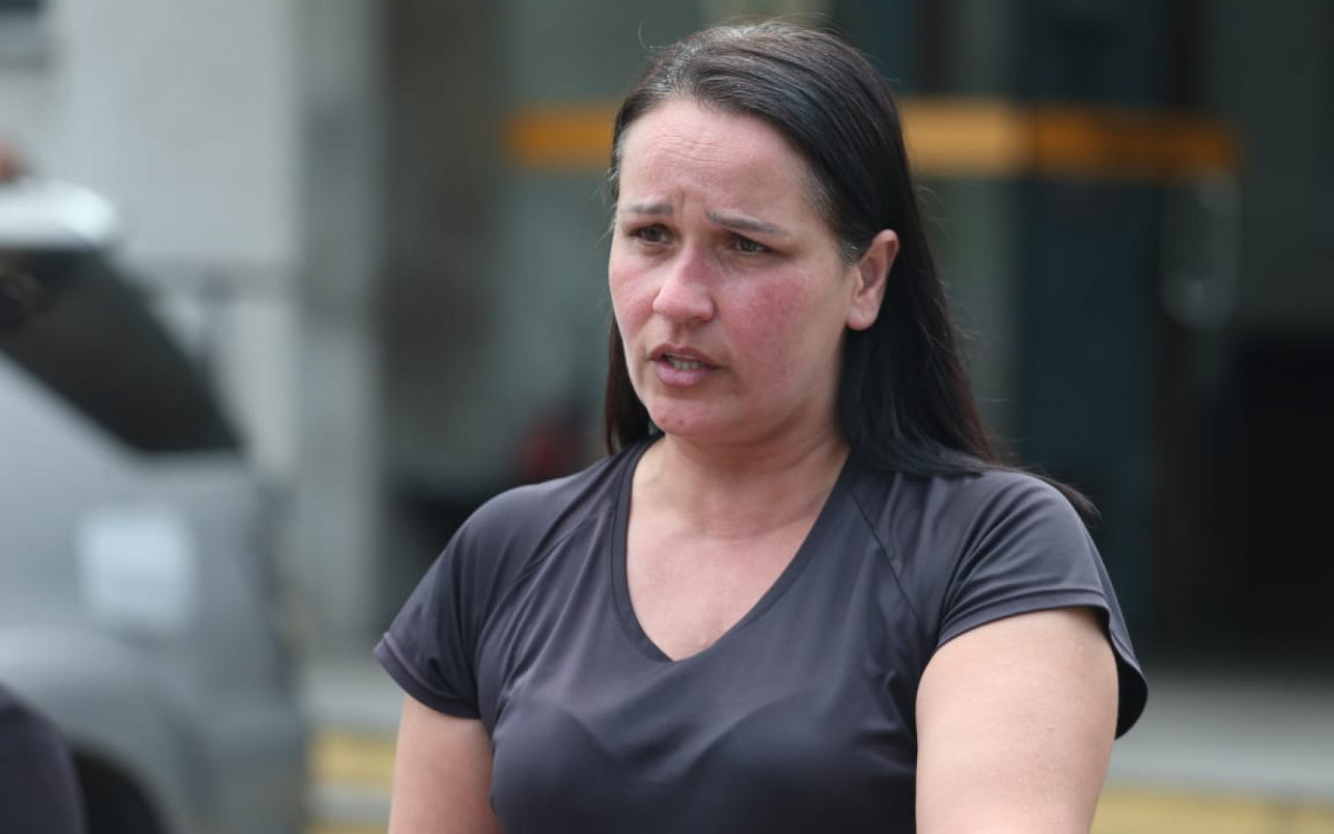 Roberta Ferreira, mãe do rapaz, esteve no IML para a liberação do corpo