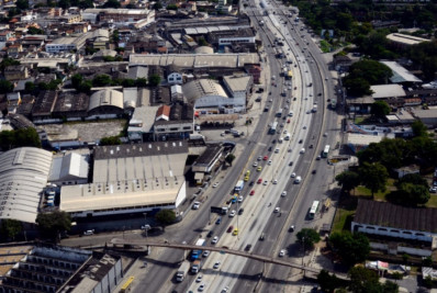 Motorista é baleado durante troca de tiros na Avenida Brasil