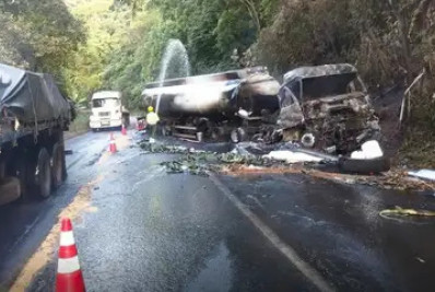 Motoristas enfrentam engarrafamento na descida para a baixada santista