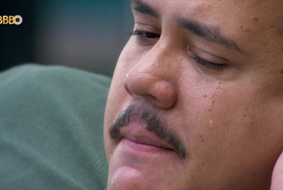 'BBB 24': Lucas chora após não ver mulher no vídeo do presente do anjo 