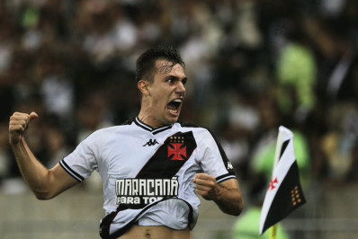 Lucas Piton, do Vasco, é o lateral do Brasileirão com mais passes decisivos em 2024