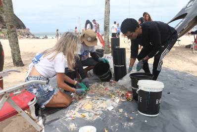 Mutirão de limpeza recolhe restos de cigarros e demais resíduos em praia da ZS