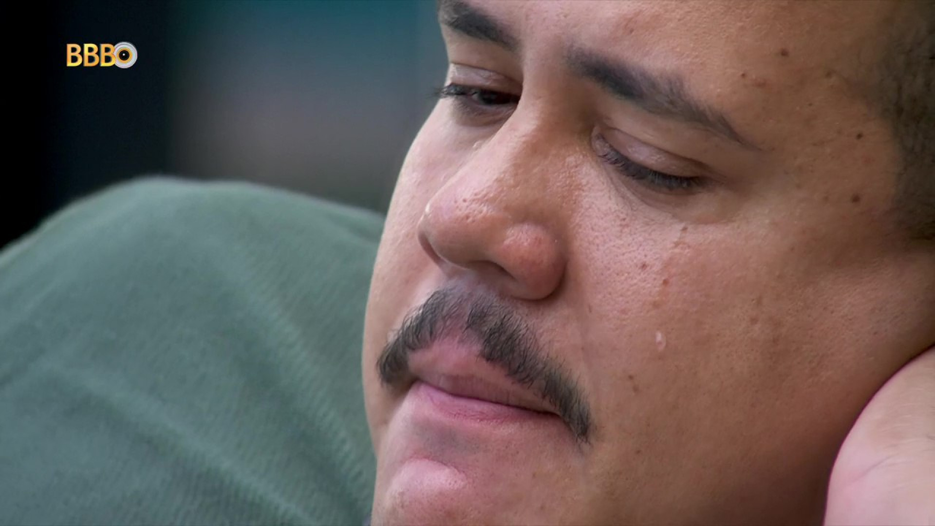 Lucas chora após não ver mulher no vídeo do presente do anjo  - Reprodução / Instagram 