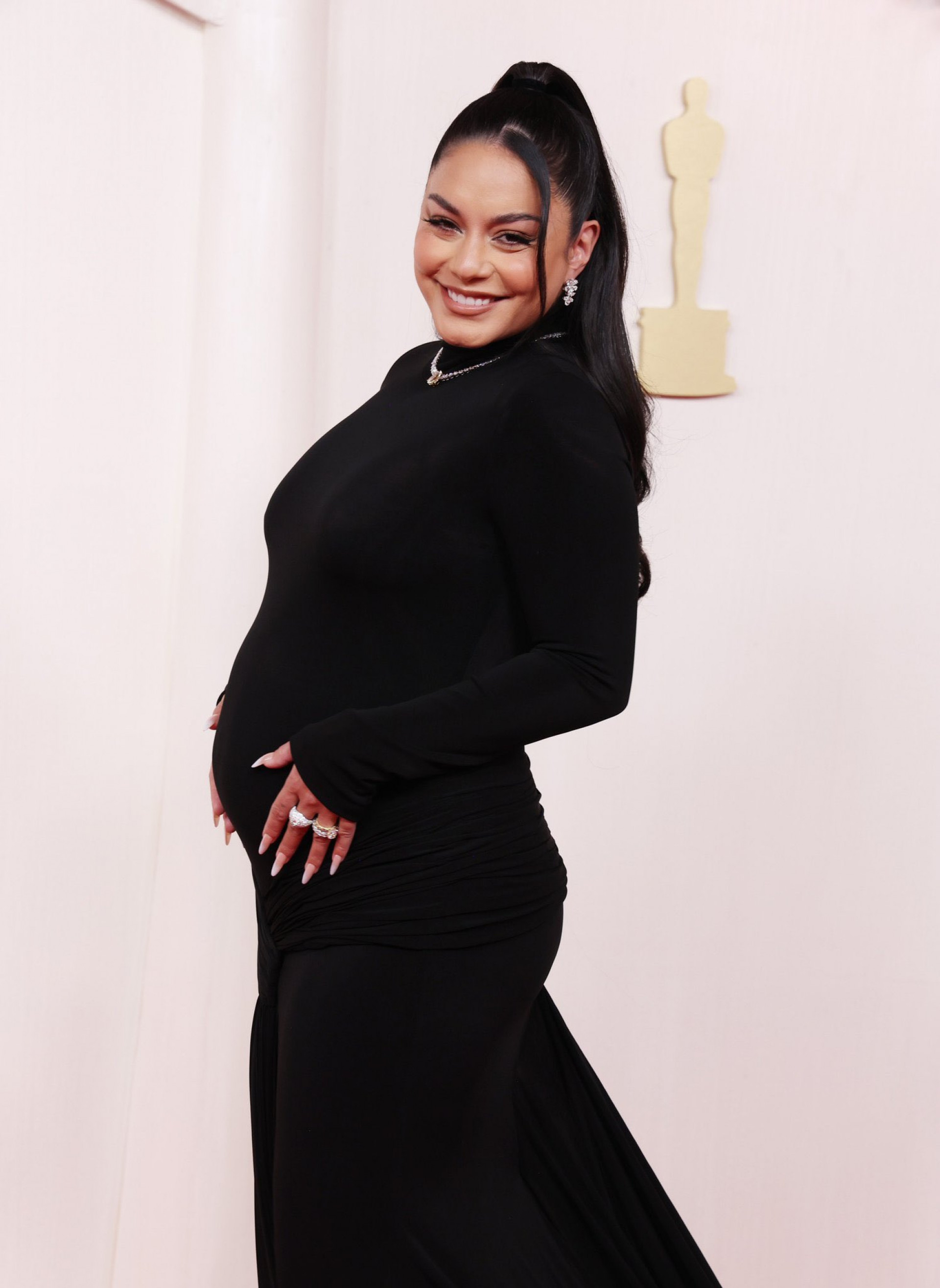 Vanessa Hudgens assume gravidez no tapete vermelho do Oscar - Reprodução / X 