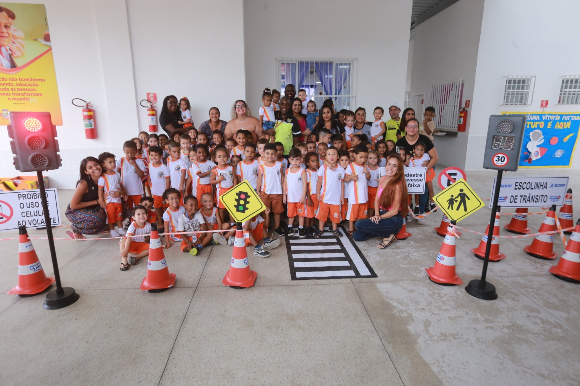 O secret&aacute;rio Marcelo Machado com alunos e professores ap&oacute;s as atividades de educa&ccedil;&atilde;o no tr&acirc;nsito - Rafael Barreto/PMBR