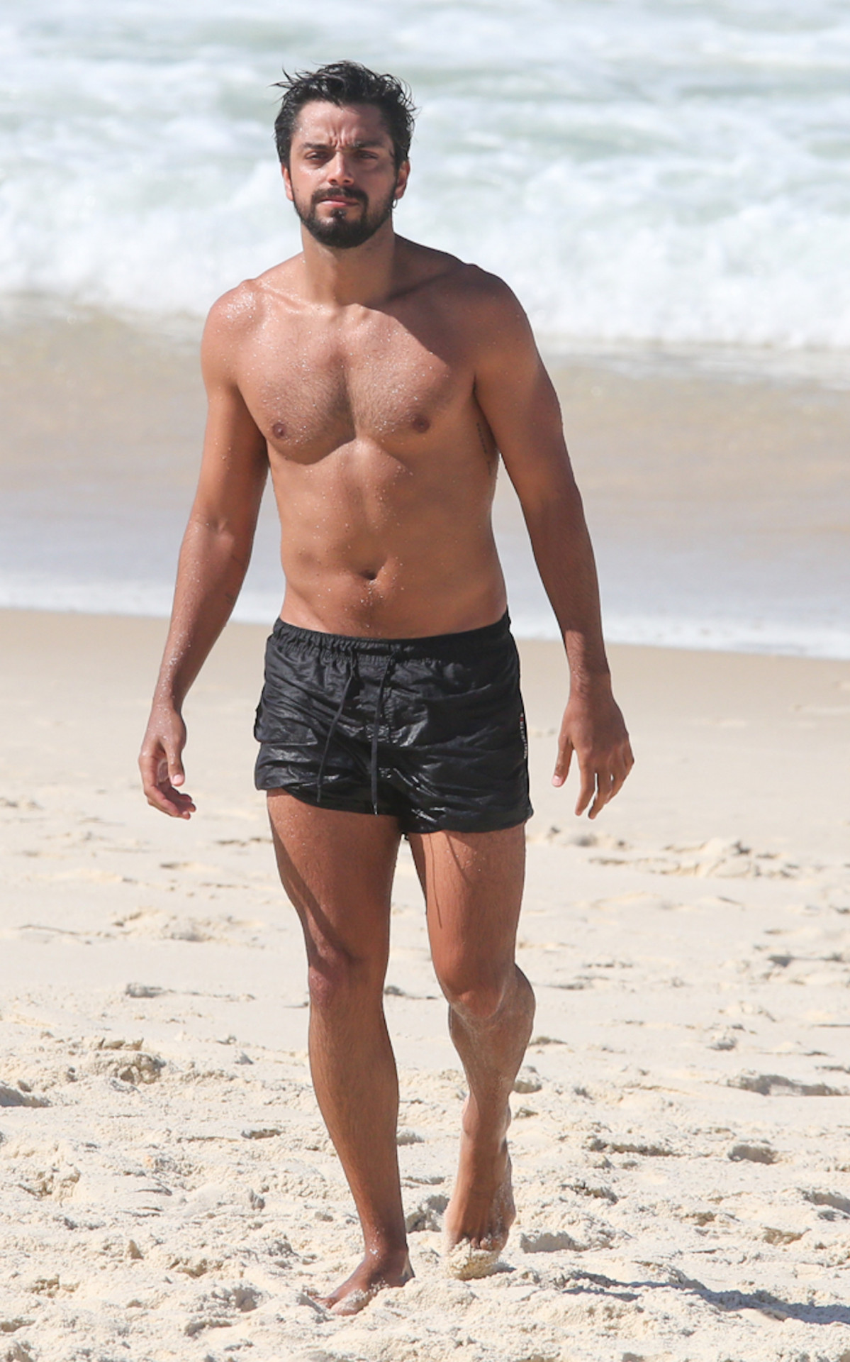 Rodrigo Simas se refresca no mar - Dilson Silva / Agnews