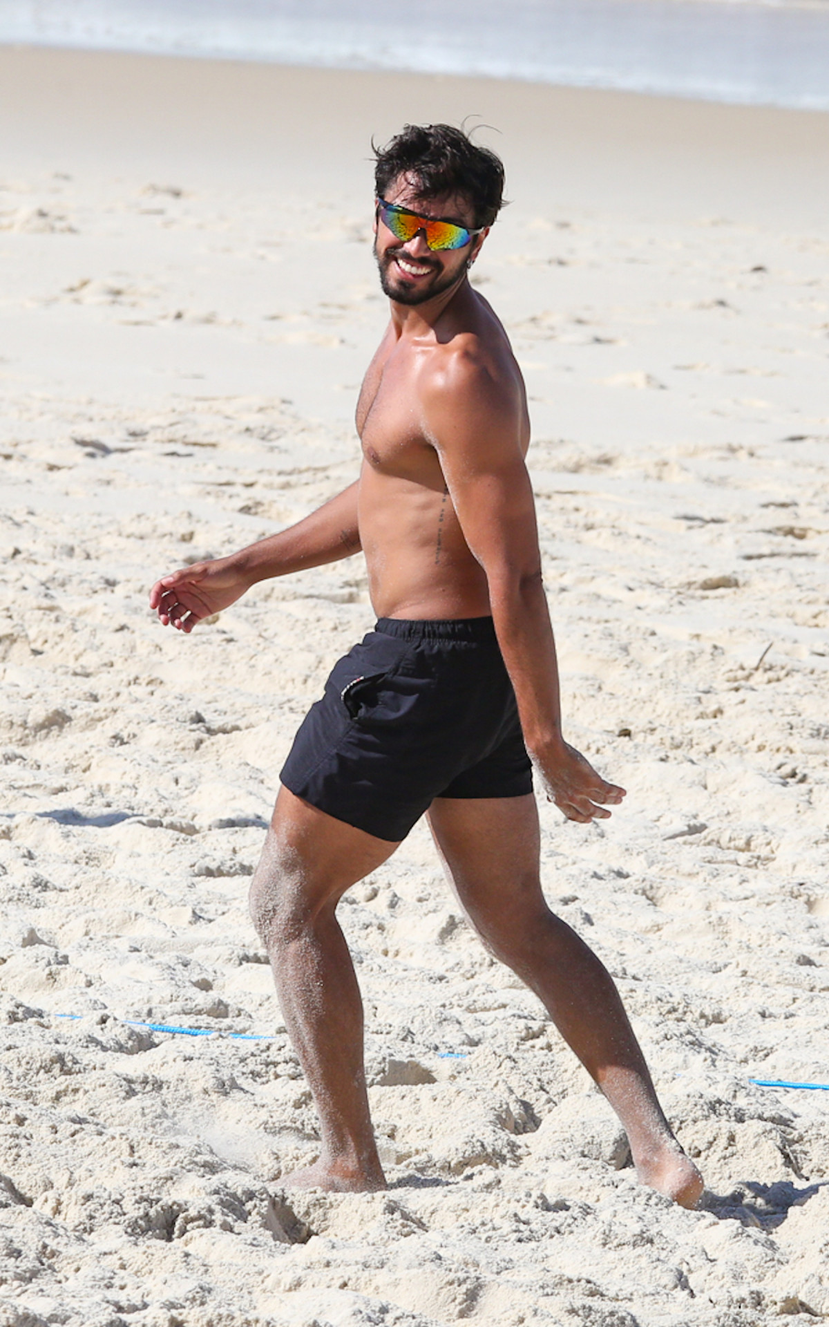 Rodrigo Simas joga vôlei em praia no Rio - Dilson Silva/ Agnews