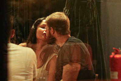 Juliette troca chamegos com o namorado durante jantar