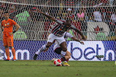 Manoel volta a jogar após nove meses e vira opção no Fluminense