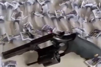 PM prende suspeito de tráfico com drogas e arma em Volta Redonda