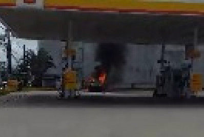 VÍDEO: Carro pega fogo durante abastecimento em Cabo Frio