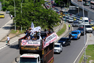 Caminhoneiros protestam pela restrição de horário de caminhões na Avenida Brasil 