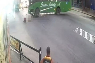 Homem morre e outro se fere em batida entre moto e ônibus