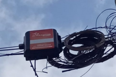 Moradores denunciam que criminosos estariam cortando fios de internet em bairro de Cabo Frio