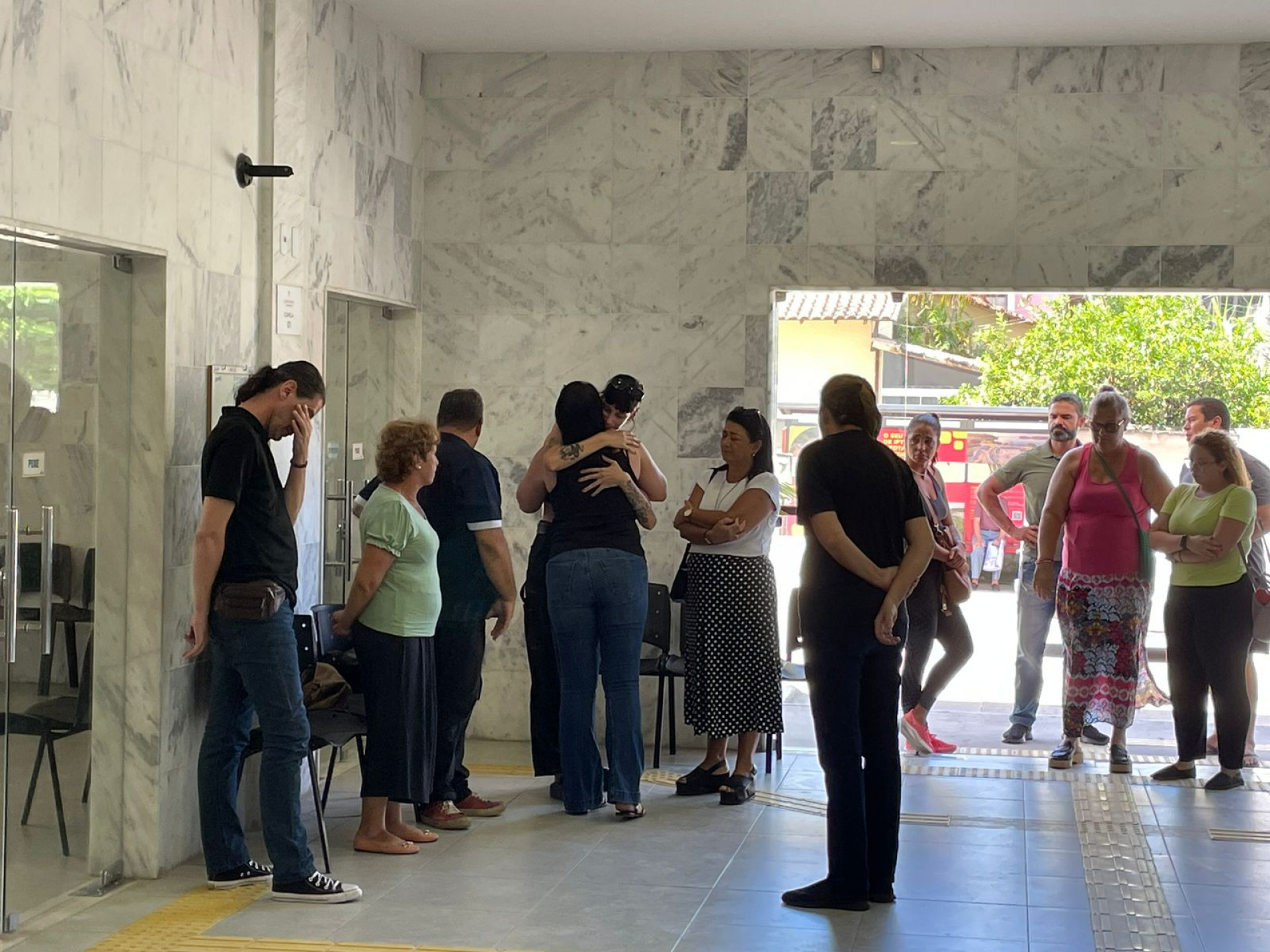 Familiares e amigos de João Vinicius se despediram do jovem nesta segunda-feira (11) no Cemitério de Maricá - Romulo Cunha / Agência O Dia