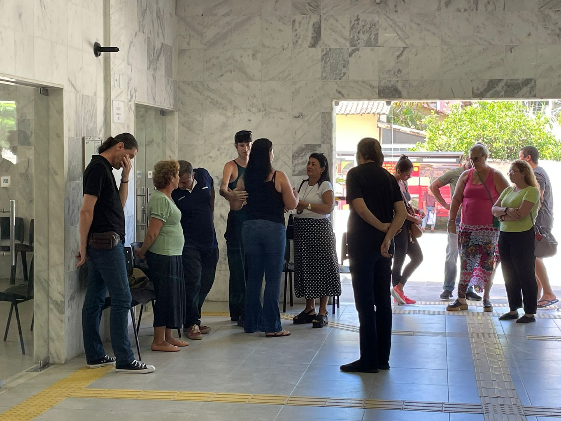 Familiares e amigos de João Vinicius se despediram do jovem nesta segunda-feira (11) no Cemitério de Maricá - Romulo Cunha / Agência O Dia