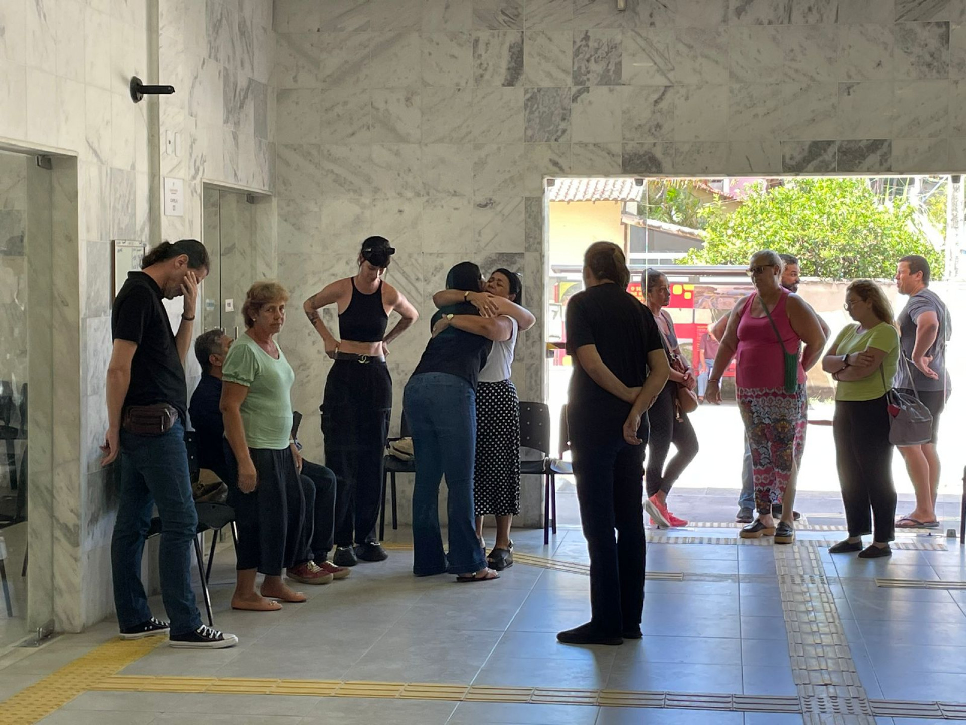 Familiares e amigos de João Vinicius se despediram do jovem nesta segunda-feira (11) no Cemitério de Maricá - Romulo Cunha / Agência O Dia