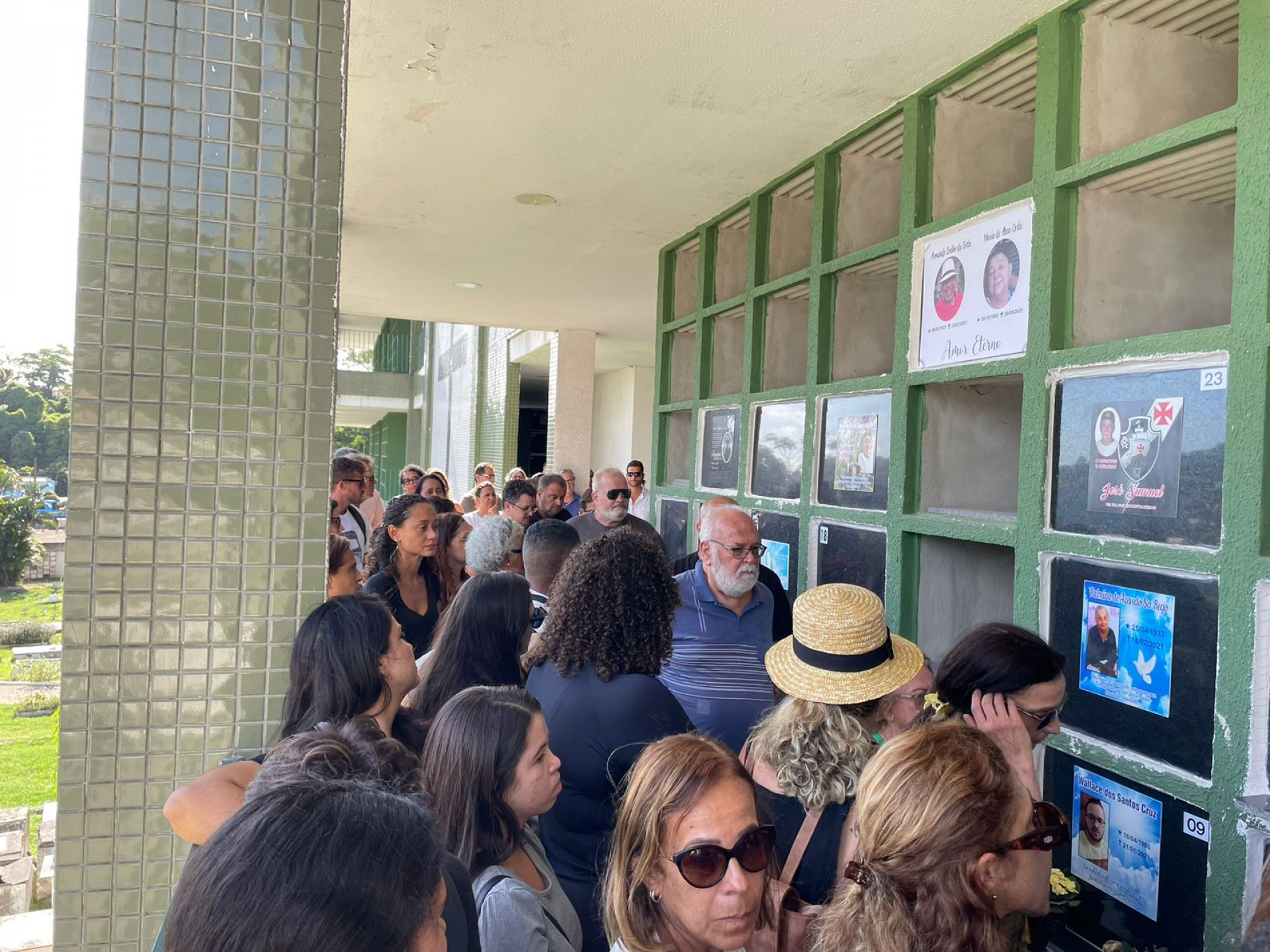 Familiares e amigos de João Vinicius se despediram do jovem nesta segunda-feira (11) no Cemitério de Maricá - Romulo Cunha / Agência O Dia