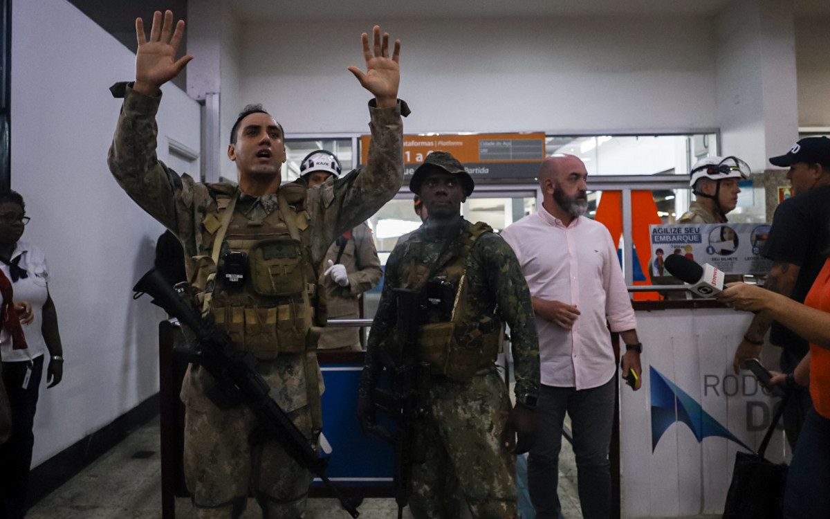 Sequestro com reféns na Rodoviária Novo Rio, nesta terça-feira (12).