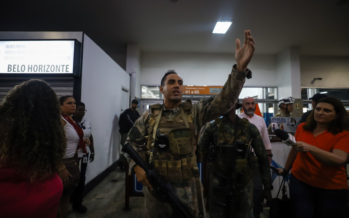 Sequestro com reféns na Rodoviária Novo Rio, nesta terça-feira (12). - Renan Areias/Agência O Dia