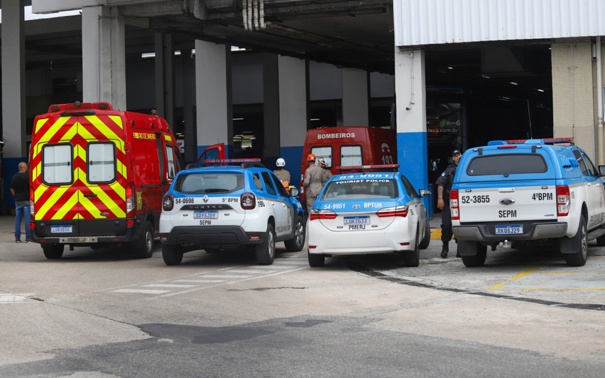 Sequestro com reféns na Rodoviária Novo Rio, nesta terça-feira (12). - Renan Areias/Agência O Dia