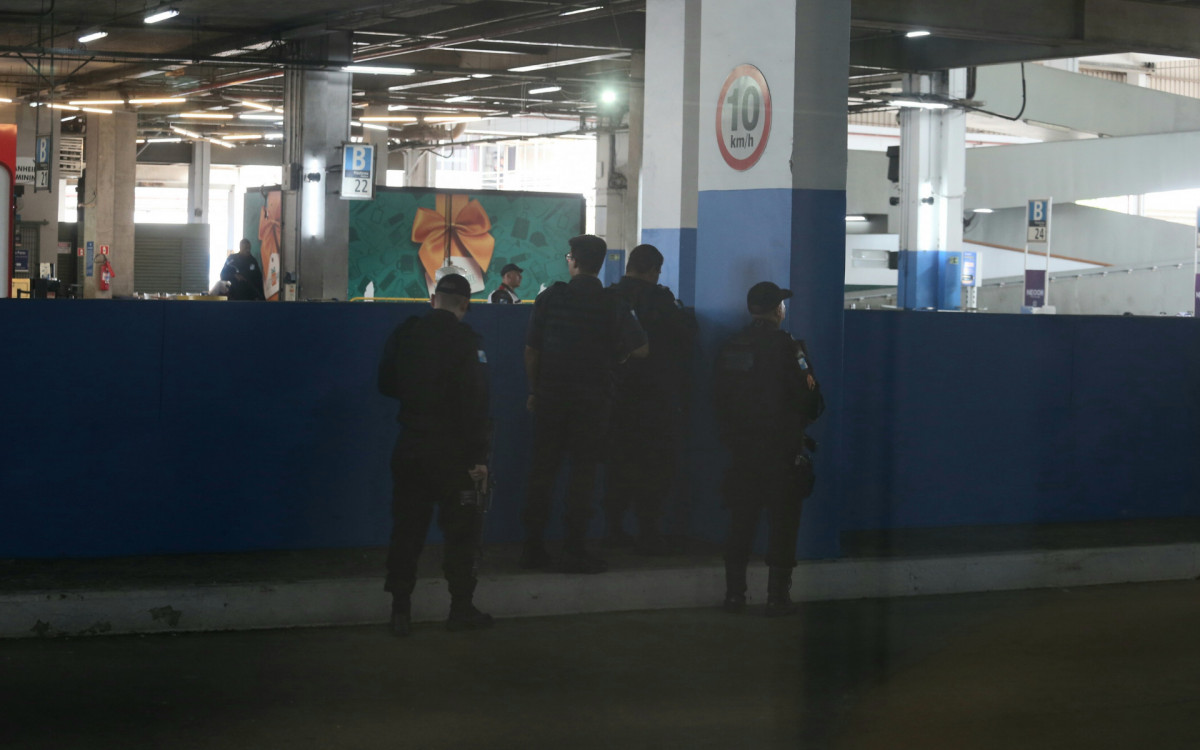 Sequestro com reféns na Rodoviária Novo Rio, nesta terça-feira (12). - Cleber Mendes/Agência O Dia