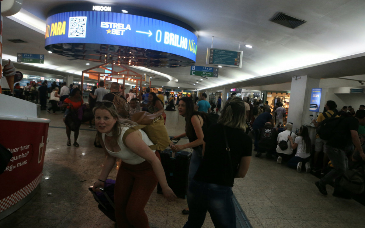 Passageiros se assustam com tiros durante sequestro na Rodoviária do Rio nesta terça-feira (12) - Cleber Mendes /Agência O Dia