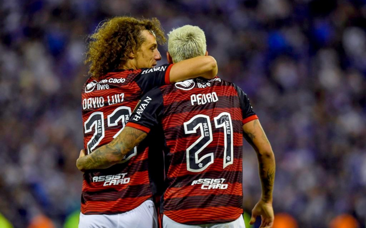 David Luiz abraçando Pedro