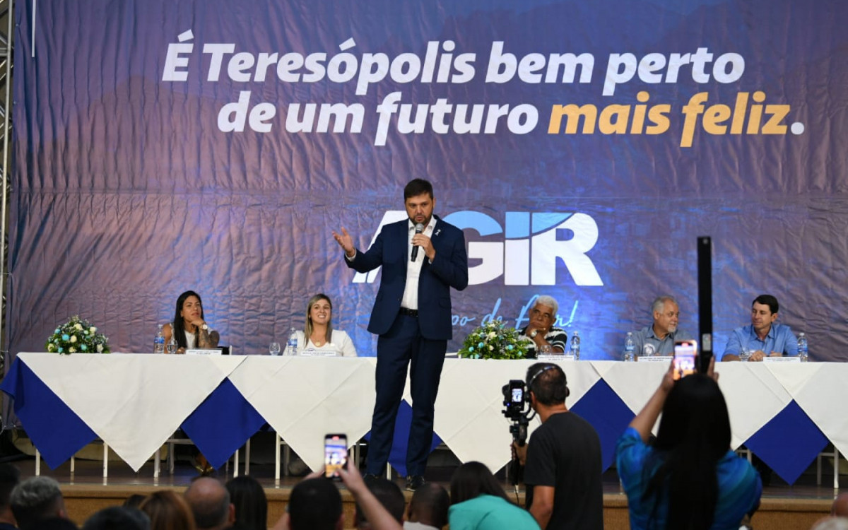 O deputado estadual Júlio Rocha discursa durante evento de filiação de pré-candidatos a vereadores pelo Agir em Teresópolis - Foto: Divulgação