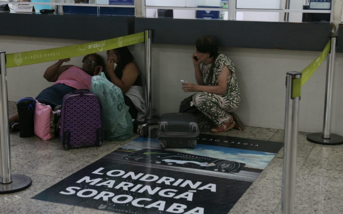 Pessoas ficaram com medo dos barulhos de tiro e se sentaram ou ajoelharam no chão da Rodoviária