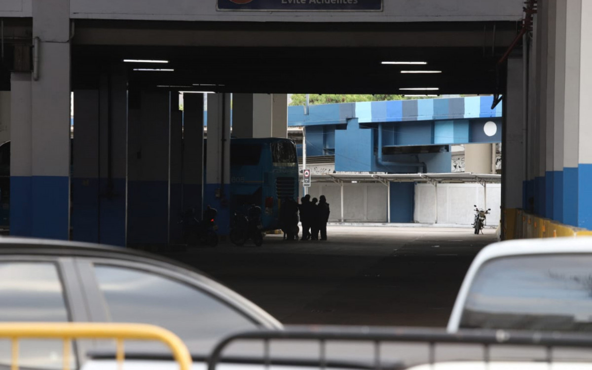 PM negociou com criminoso que faz 17 reféns dentro de um ônibus na Rodoviária Novo Rio