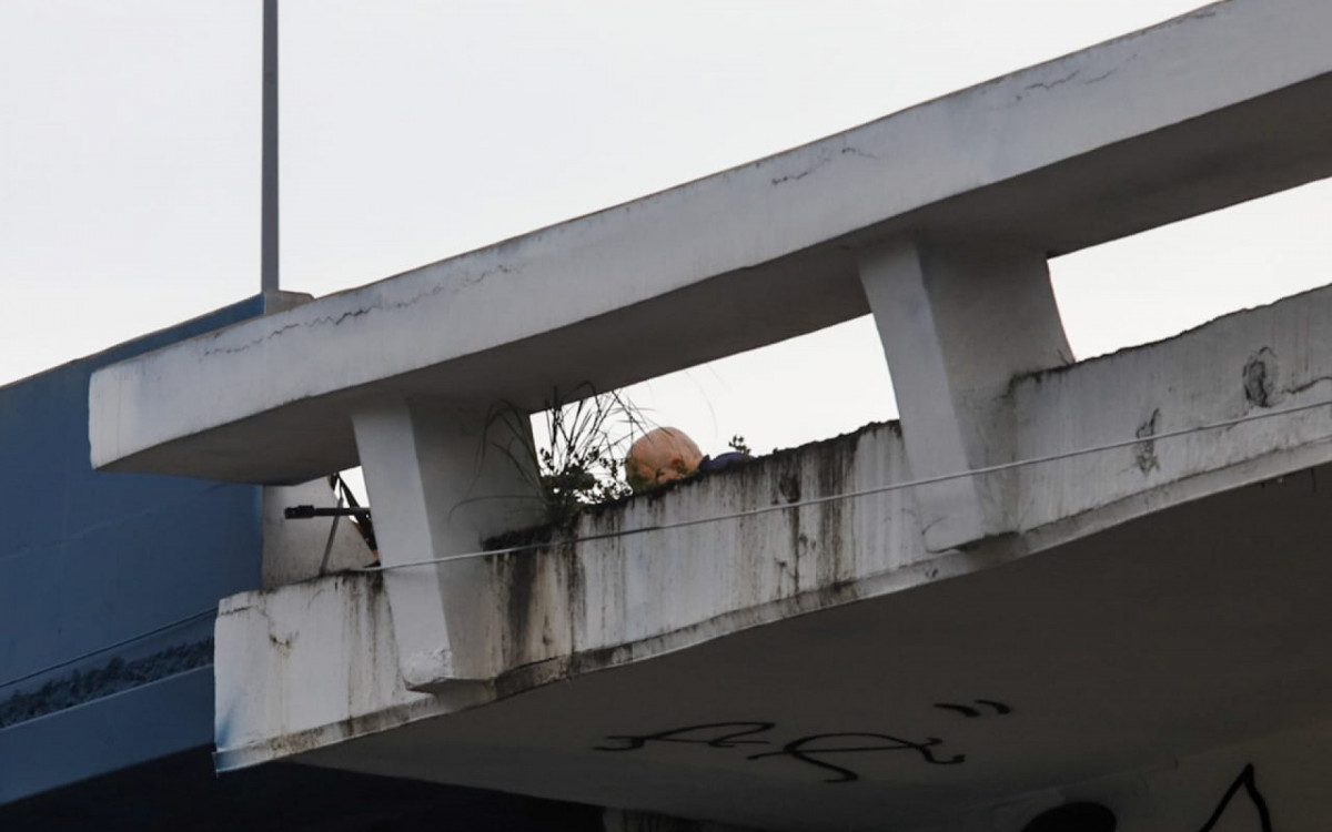 Sniper posicionado durante a negociação com o sequestrador que fez 17 reféns no ônibus na Rodoviária Novo Rio