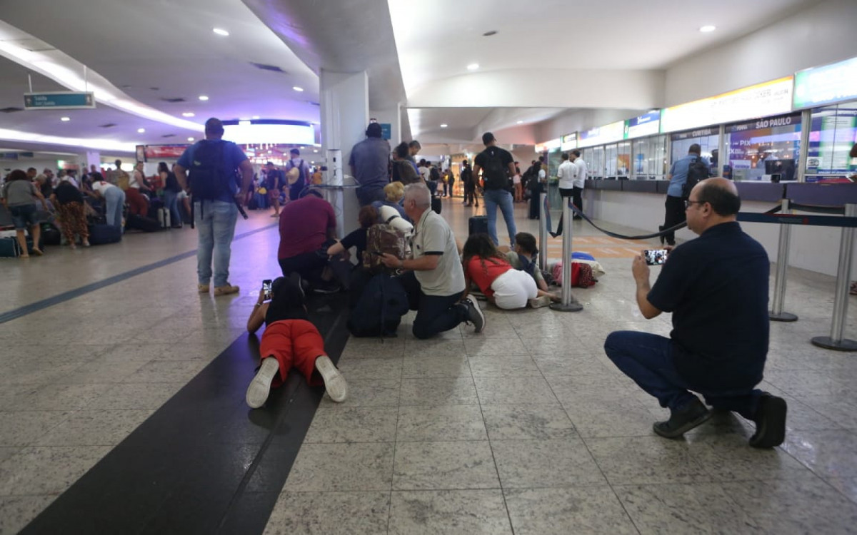 Pessoas ficaram ajoelhadas com medo de tiros durante o sequestro, que aconteceu na Rodoviária do Rio