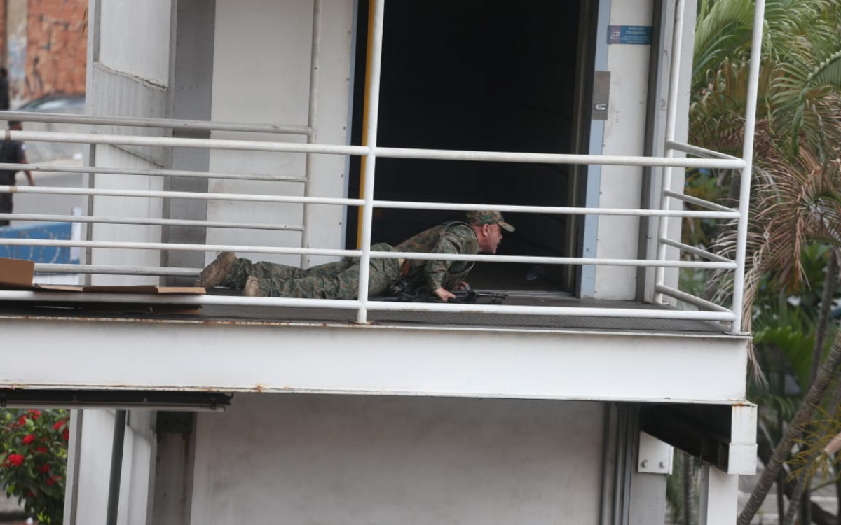 Policiais do Bope fazem cerco estratégico para cercar o ônibus sequestrado com 17 reféns
