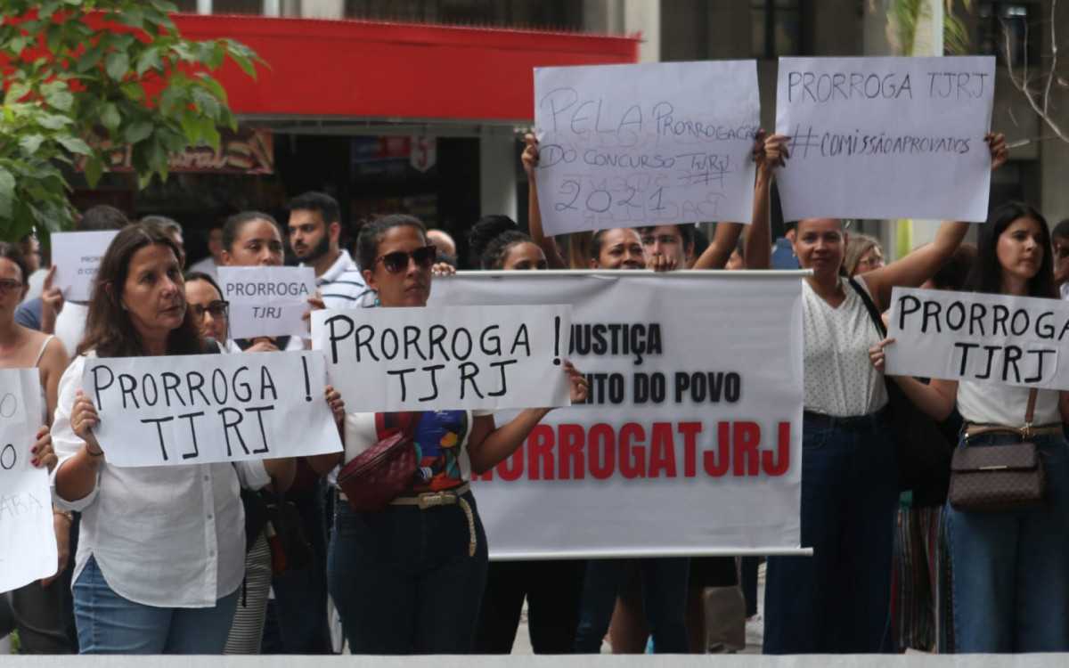Grupo realizou manifestação em frente ao TJRJ