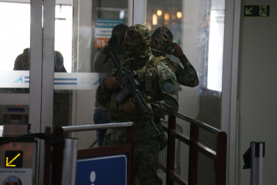 'Atuação exemplar', diz Castro após prisão de homem que manteve 16 pessoas reféns em ônibus