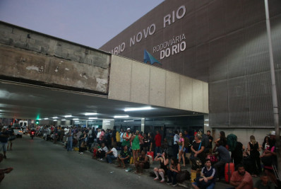 Após fim de sequestro, passageiros esperam normalização do serviço na Rodoviária do Rio