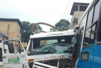 Caminhão bate de frente com ônibus em Barra do Piraí