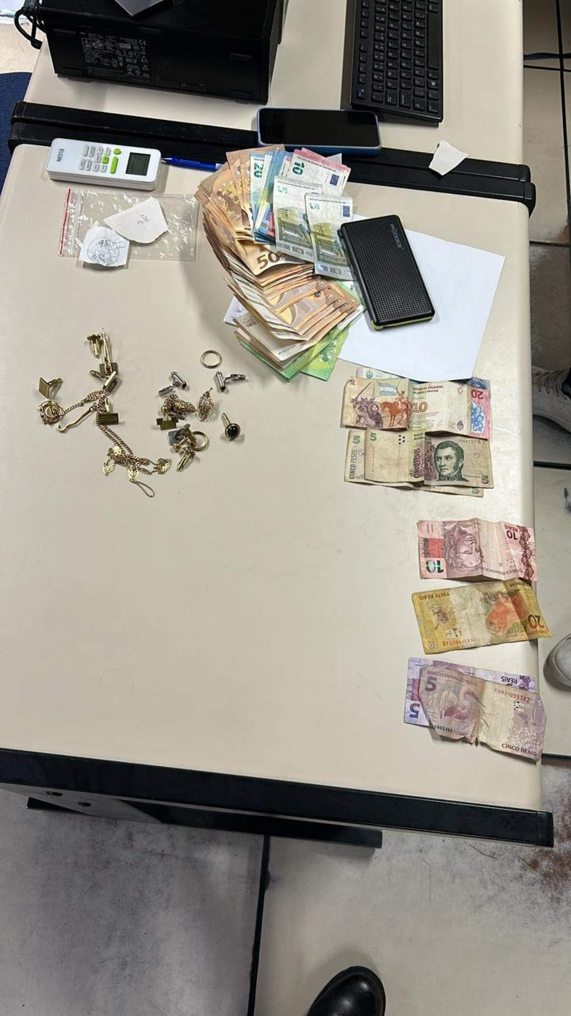 Com o assaltante, foi apreendido dinheiro em moedas estrangeiras