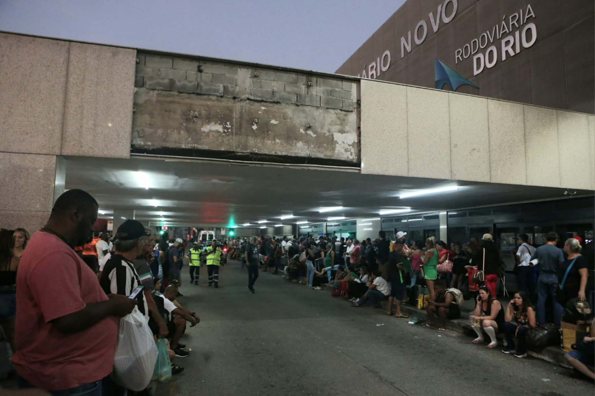 Passageiros da Rodoviária do Rio aguardam normalização - Cleber Mendes / Agência O Dia