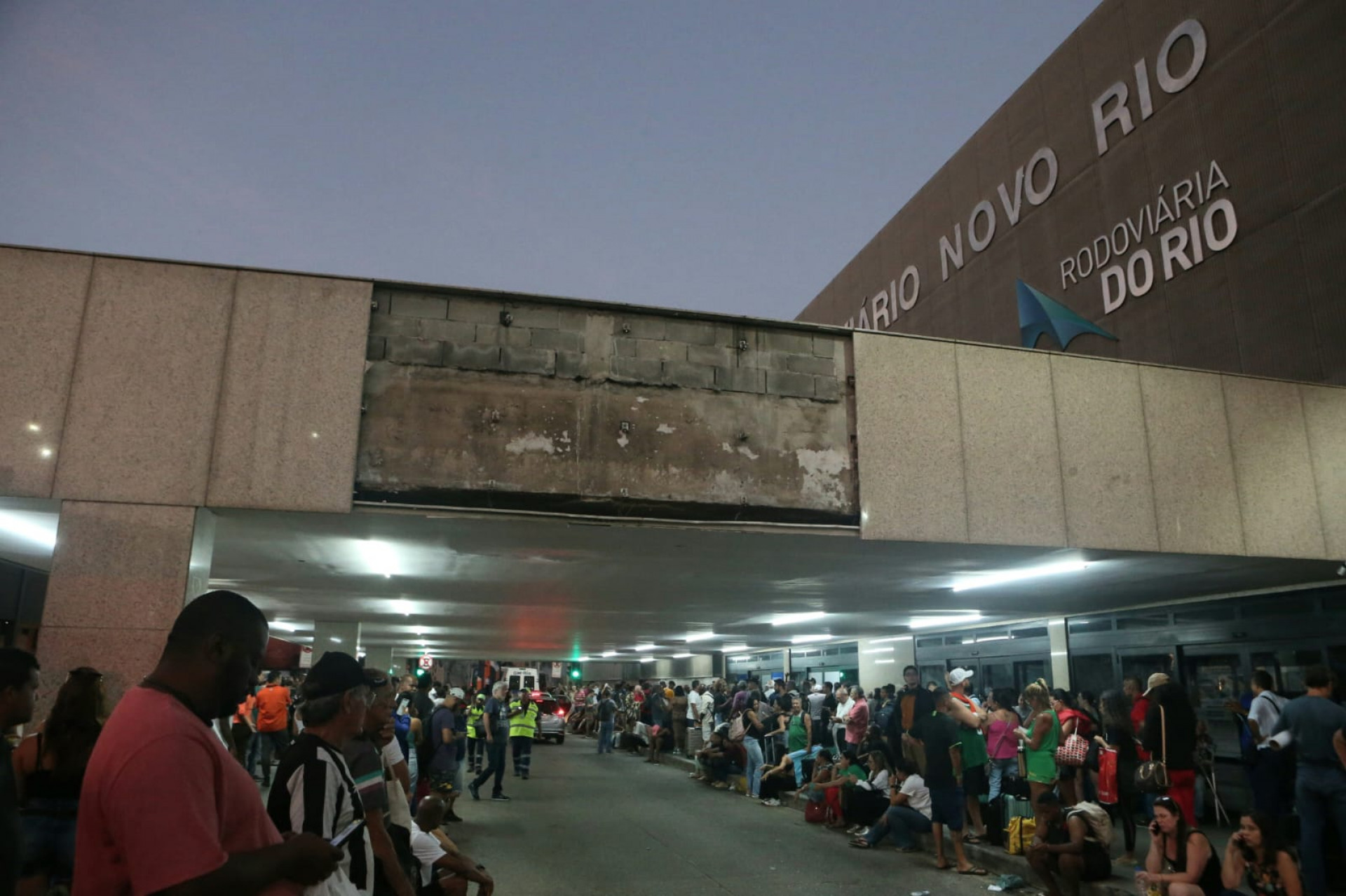 Passageiros da Rodoviária do Rio aguardam normalização - Cleber Mendes / Agência O Dia