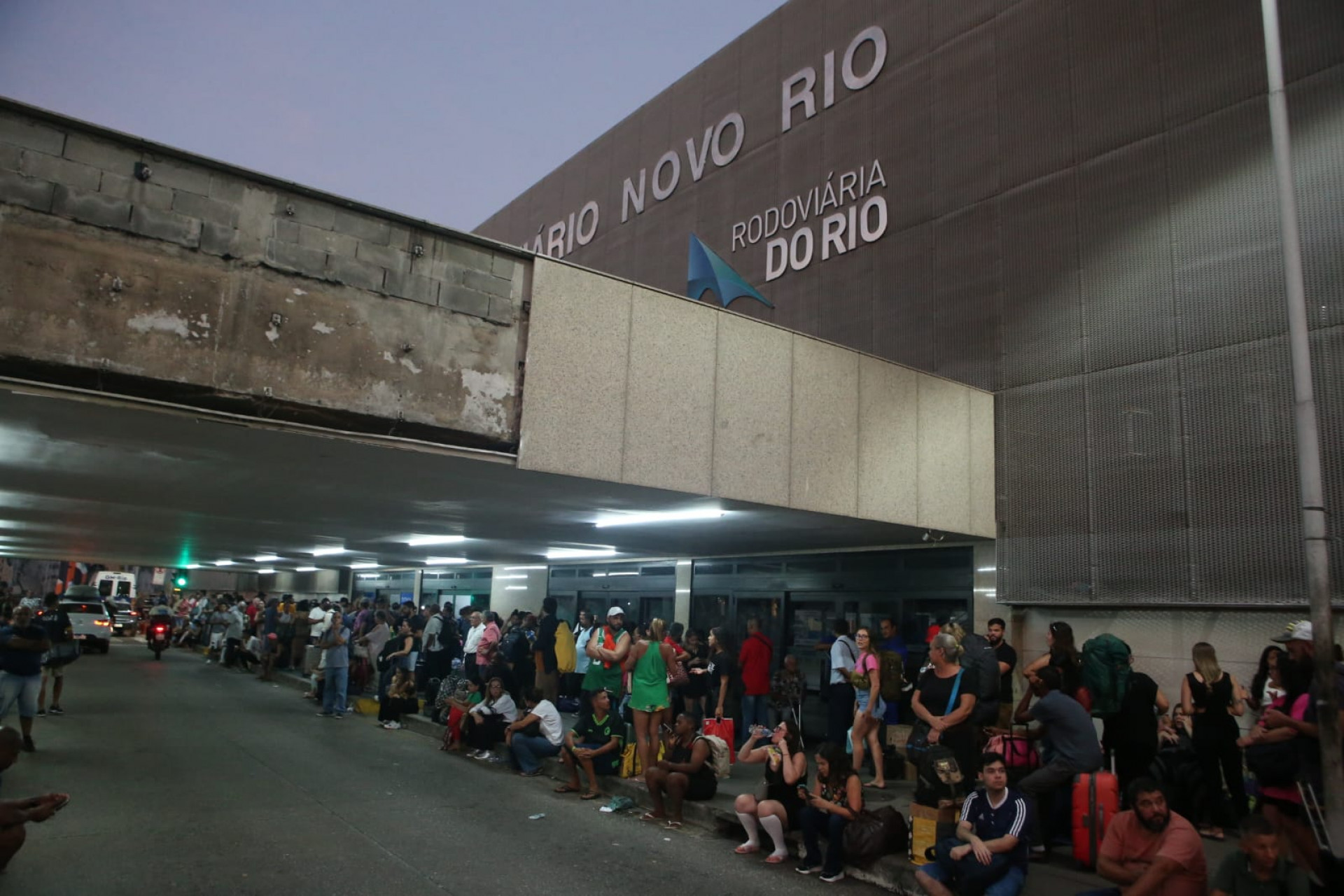 Passageiros da Rodoviária do Rio aguardam normalização - Cleber Mendes / Agência O Dia